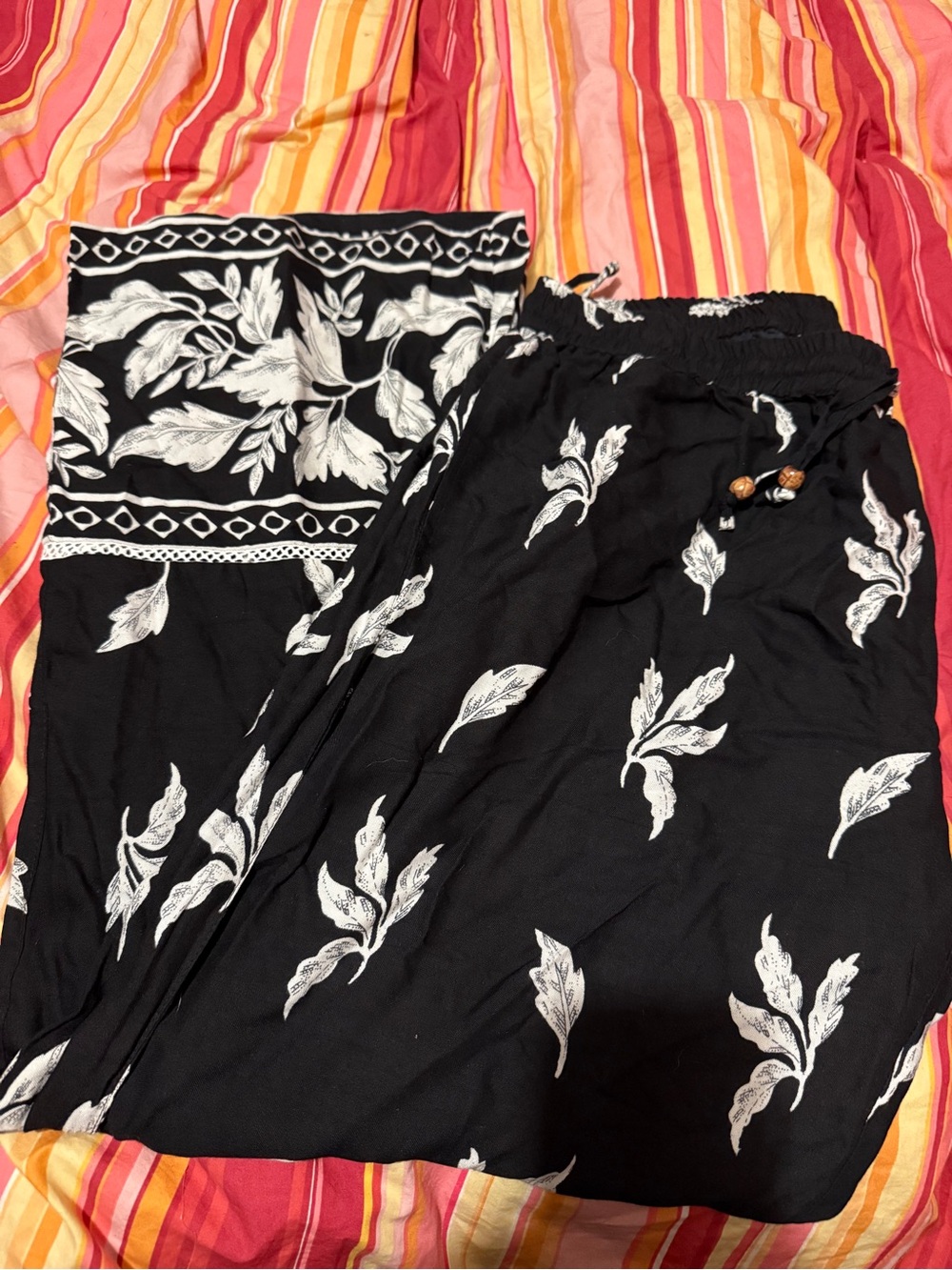 Super soft!!  Black & White Leaf Print Wide-Leg Pants